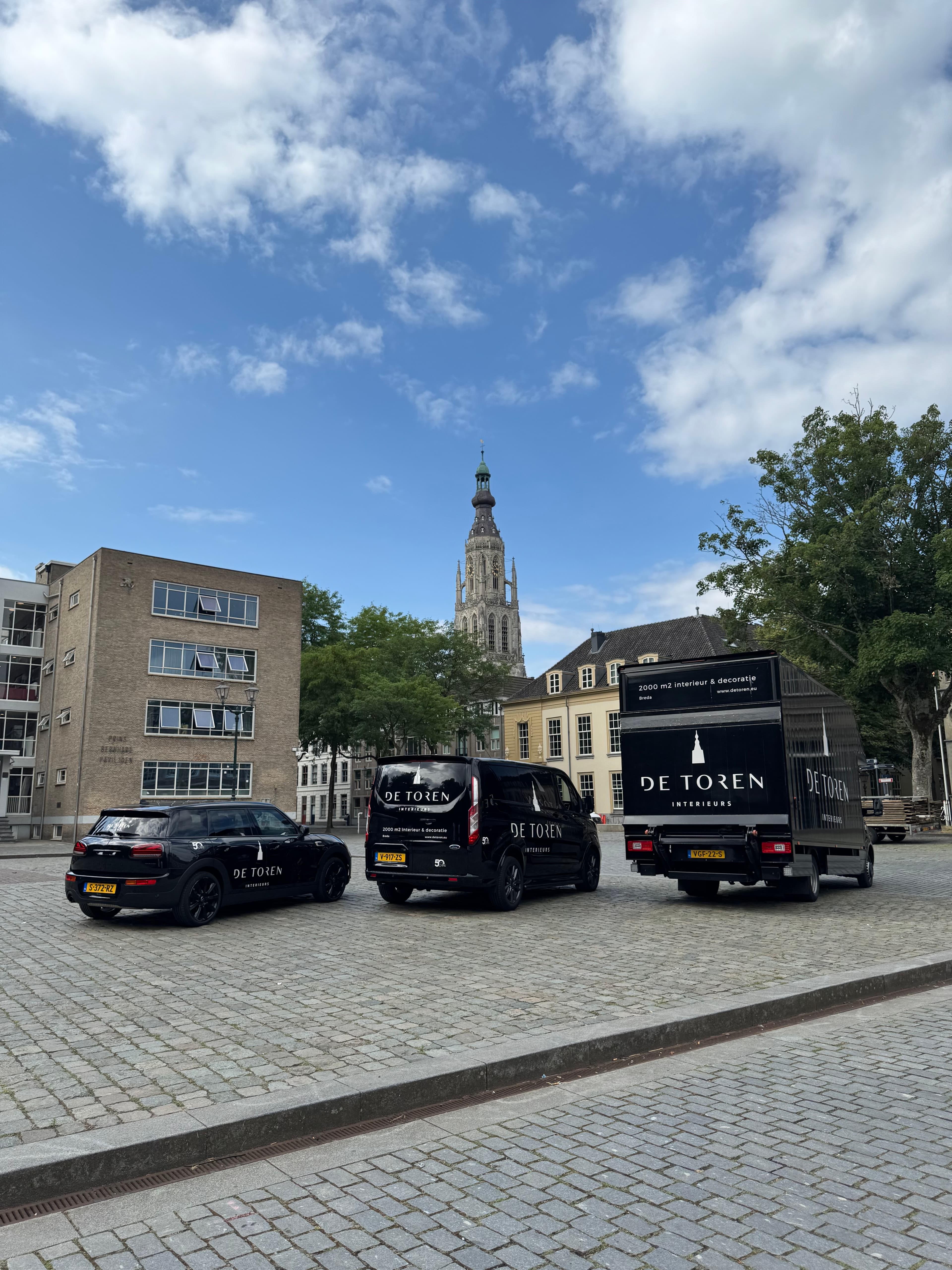 De bezorgwagens van De Toren Interieurs in Breda