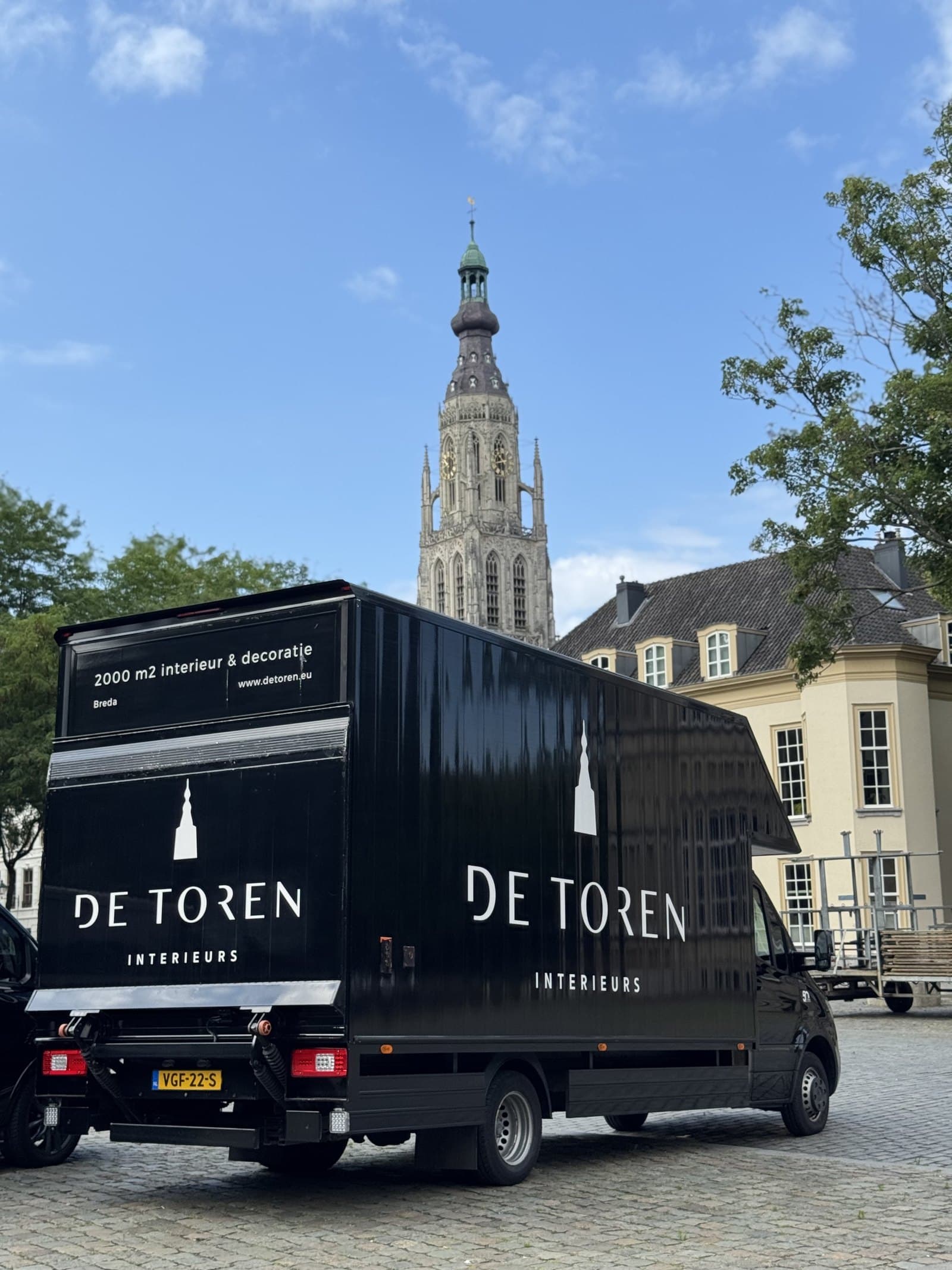 Bezorgwagen van De Toren Interieurs bij de Grote Kerk in Breda