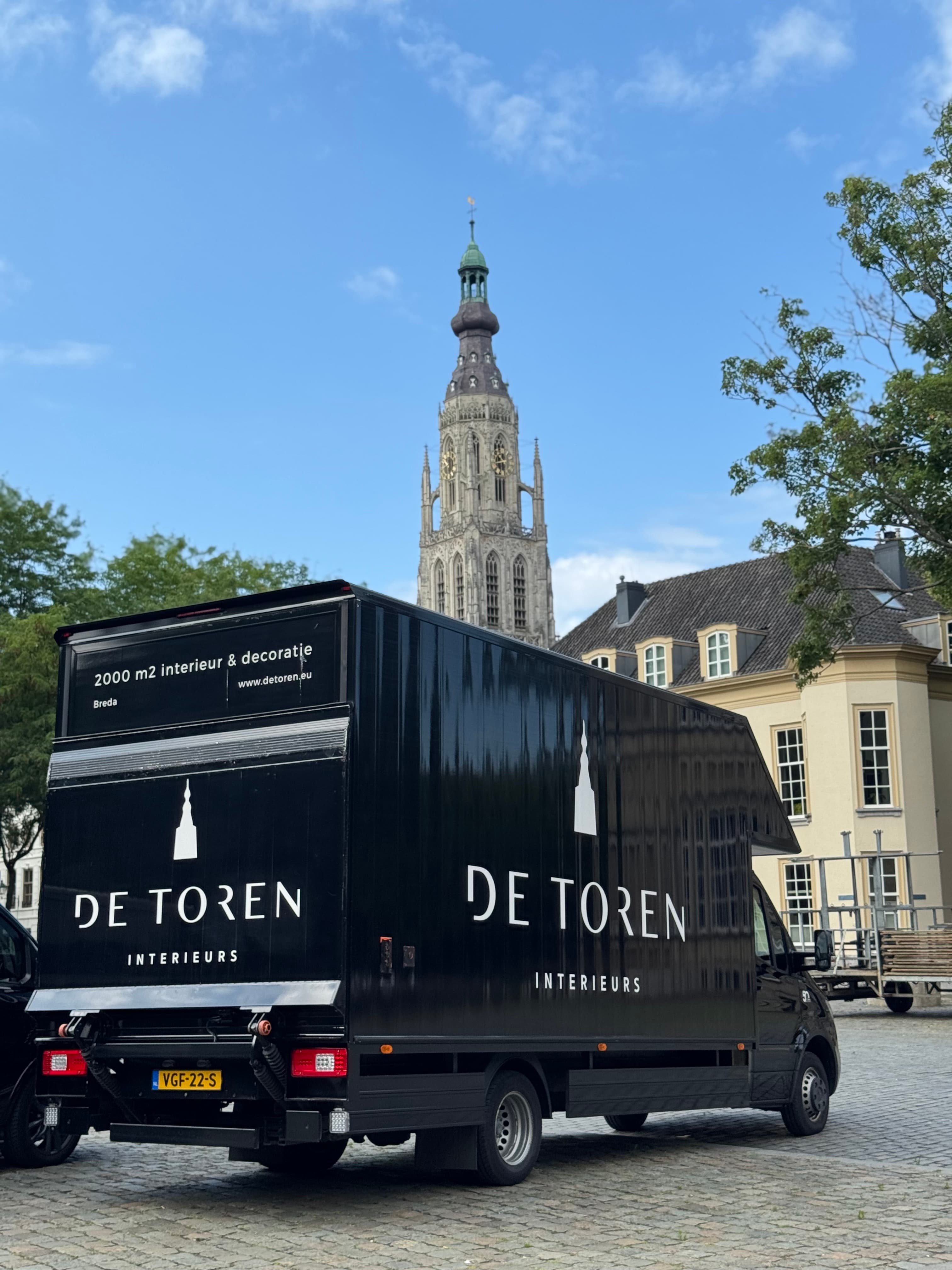 Bezorgwagen van De Toren Interieurs bij de Grote Kerk in Breda