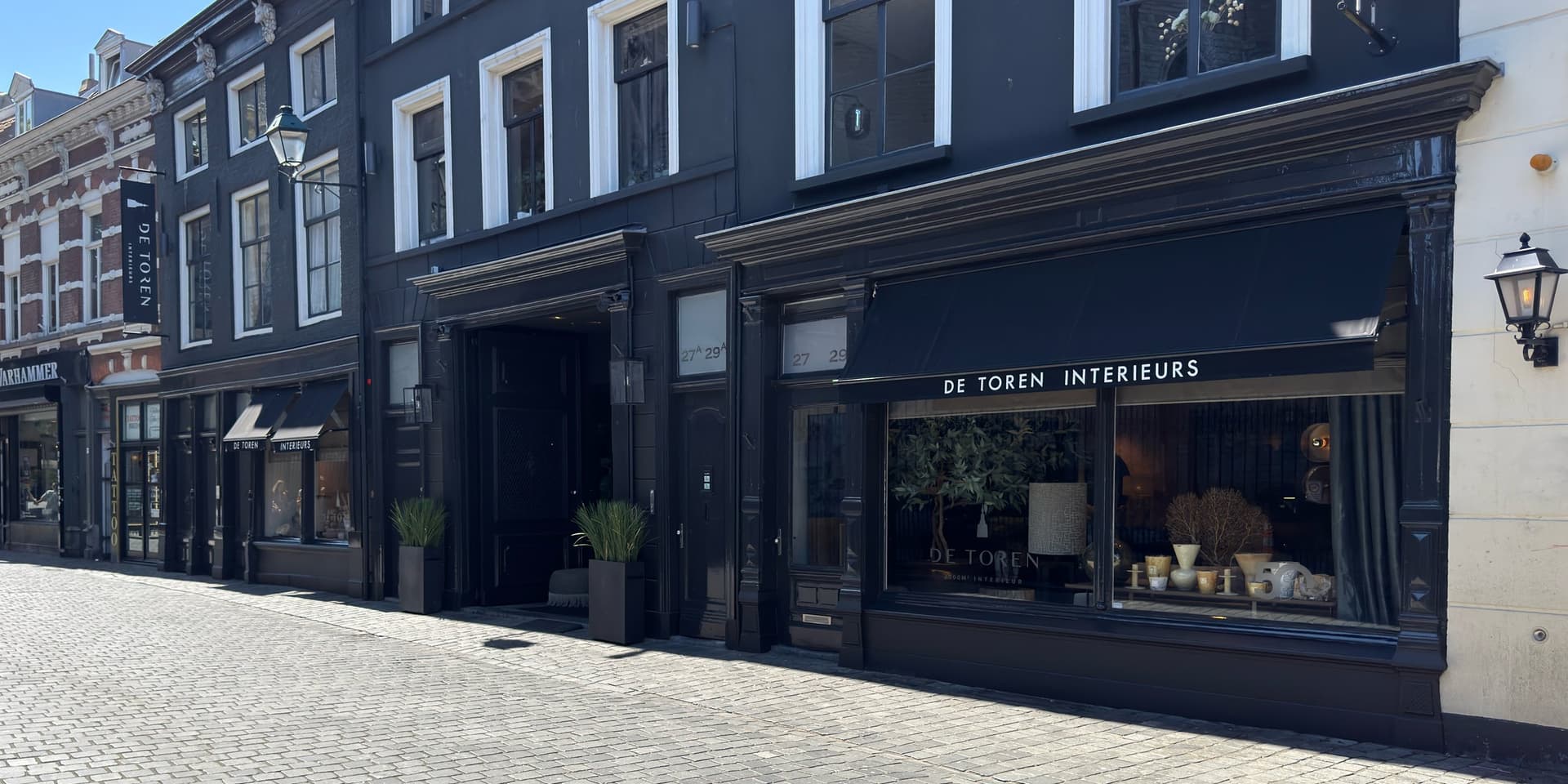 De voorgevel van De Toren Interieurs aan de Torenstraat 27-29 in Breda